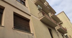 CATANZARO CENTRO – DISCESA GRADONI OSPEDALE CIVILE. Affittasi appartamento uso ufficio di 170 mq ristrutturato