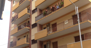 CATANZARO – VIA DE RISO – Proponiamo appartamento libero di arredi mq 160 + posto auto