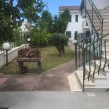 S. SOSTENE MARINA-V.DELLE MAGNOLIE  Affittasi per le vacanze estive appartamento di 70 mq al primo piano con ingresso indipendente e giardino